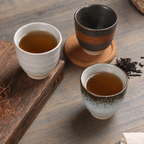 Tasse à thé artisanale en céramique émaillée finition brume grise