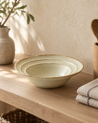 Assiettes creuses Uzu en porcelaine émaillée dans un décor de table – vue 2