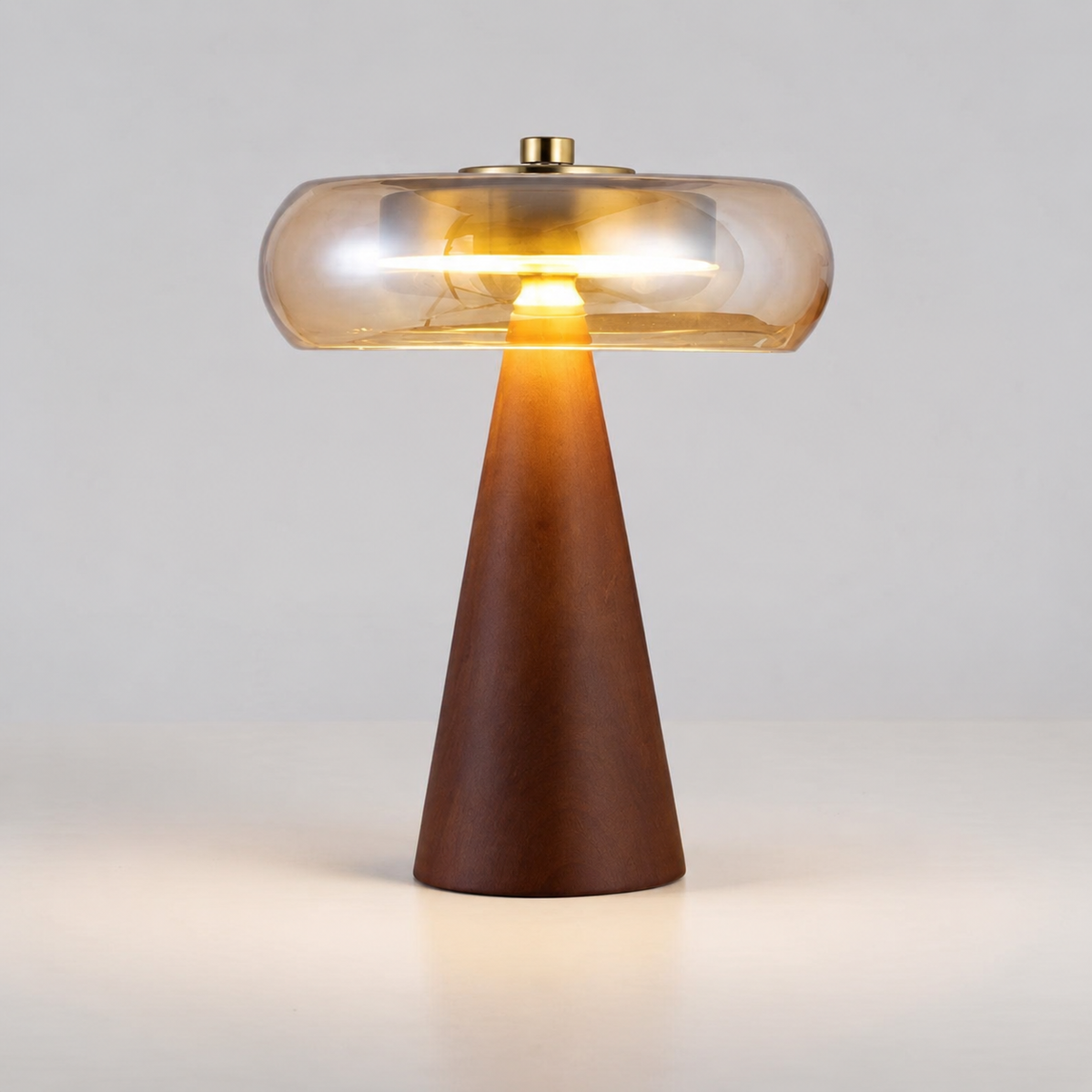 Lampe Kurumori en hévéa massif et verre ambré – vue principale
