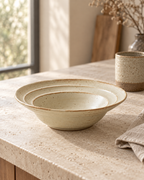 Assiettes creuses Uzu en porcelaine émaillée dans un décor de table – vue 3