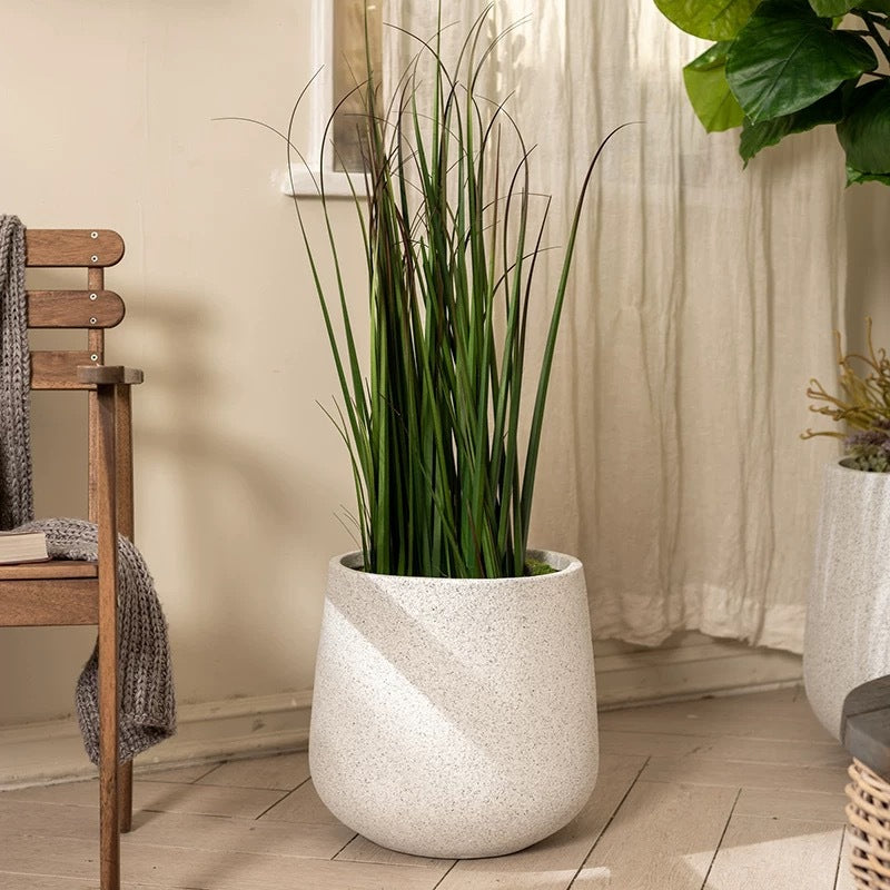 Pot de fleurs Nagi en composite minéral dans un décor – vue 3