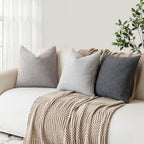 Housses de coussin Fuwari en tissu bouclé sur un canapé