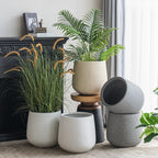 Pot de fleurs Nagi en composite minéral dans un décor – vue 2