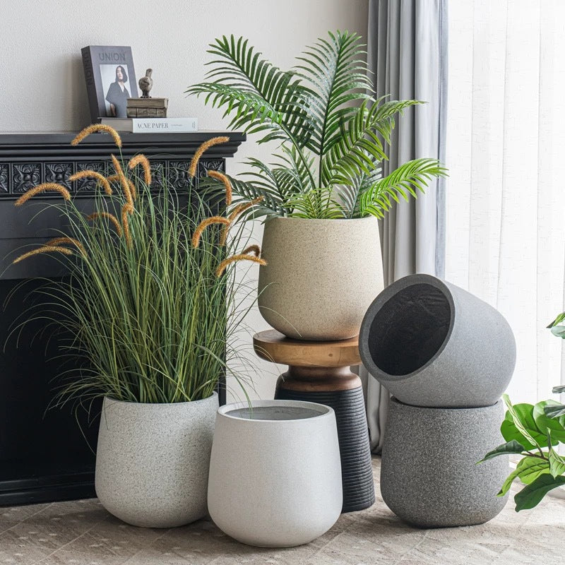 Pot de fleurs Nagi en composite minéral dans un décor – vue 2