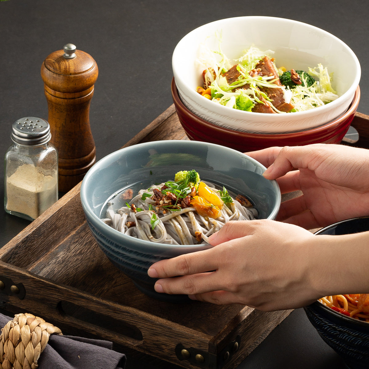 Bol à ramen Kasane en porcelaine fine dans un décor de table