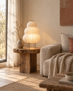 Lampe Tomoshibi en papier dans un intérieur japandi