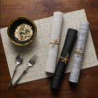 Sets de table Tsumugi dressés avec deux couverts et deux tasses