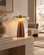 Lampe Kurumaru en hévéa massif dans un intérieur