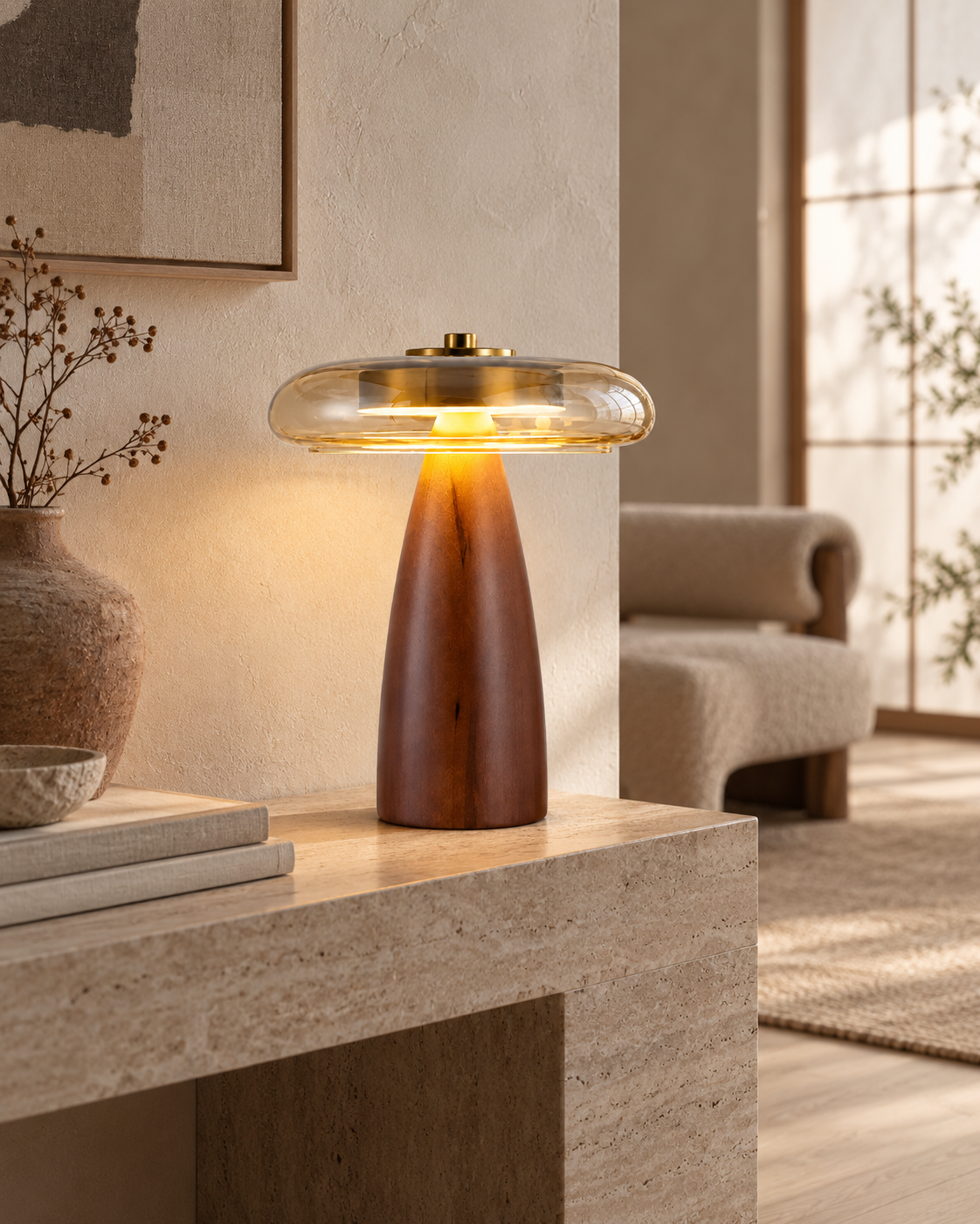 Lampe Kurumaru en hévéa massif dans un intérieur